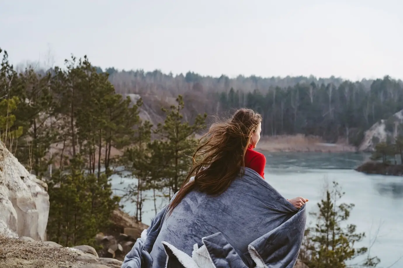 Красивая молодая женщина позирует на озере.